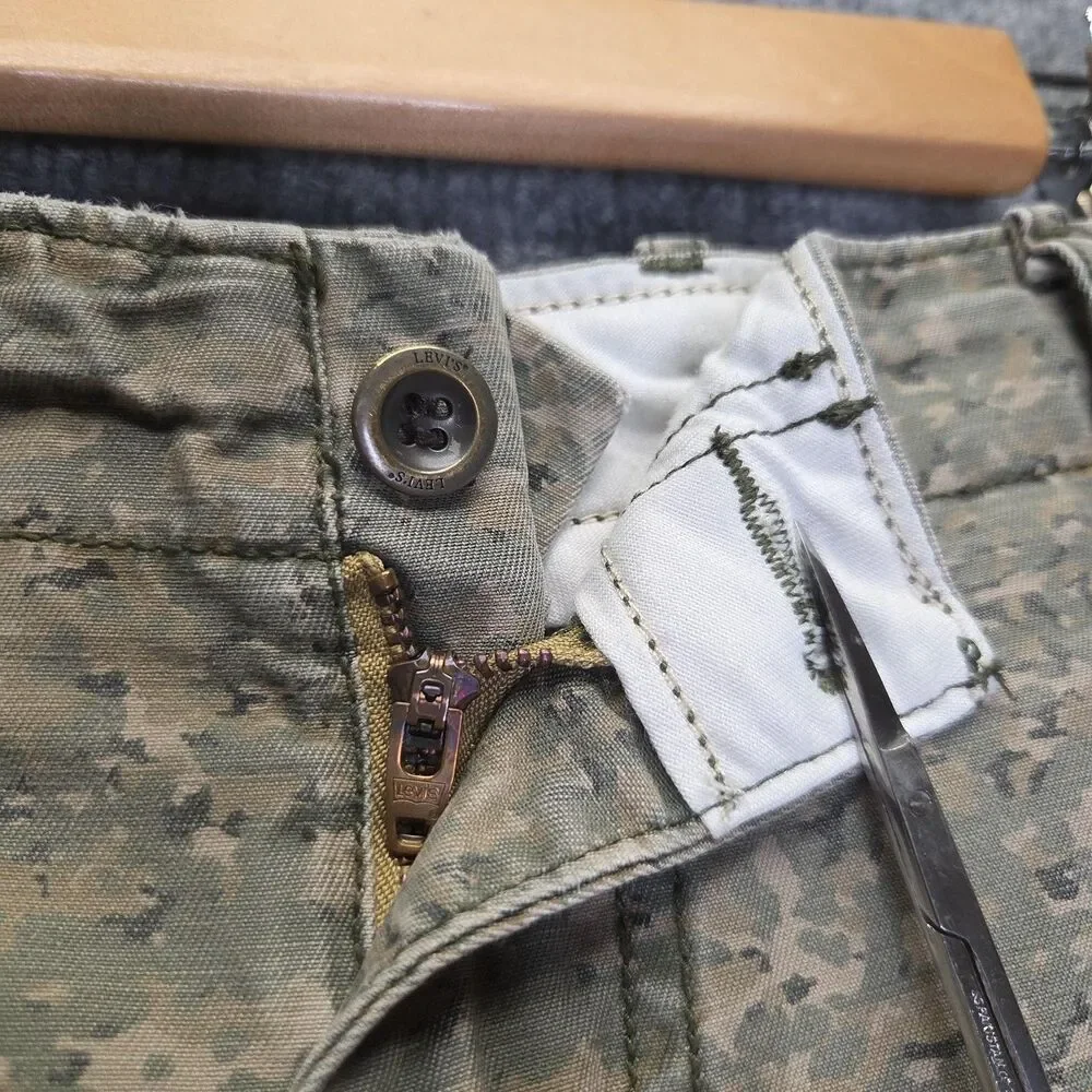 Levi's Shorts Mens 30 Green Camo Cargo Canvas Cotton Outdoor Zip Pockets Fly